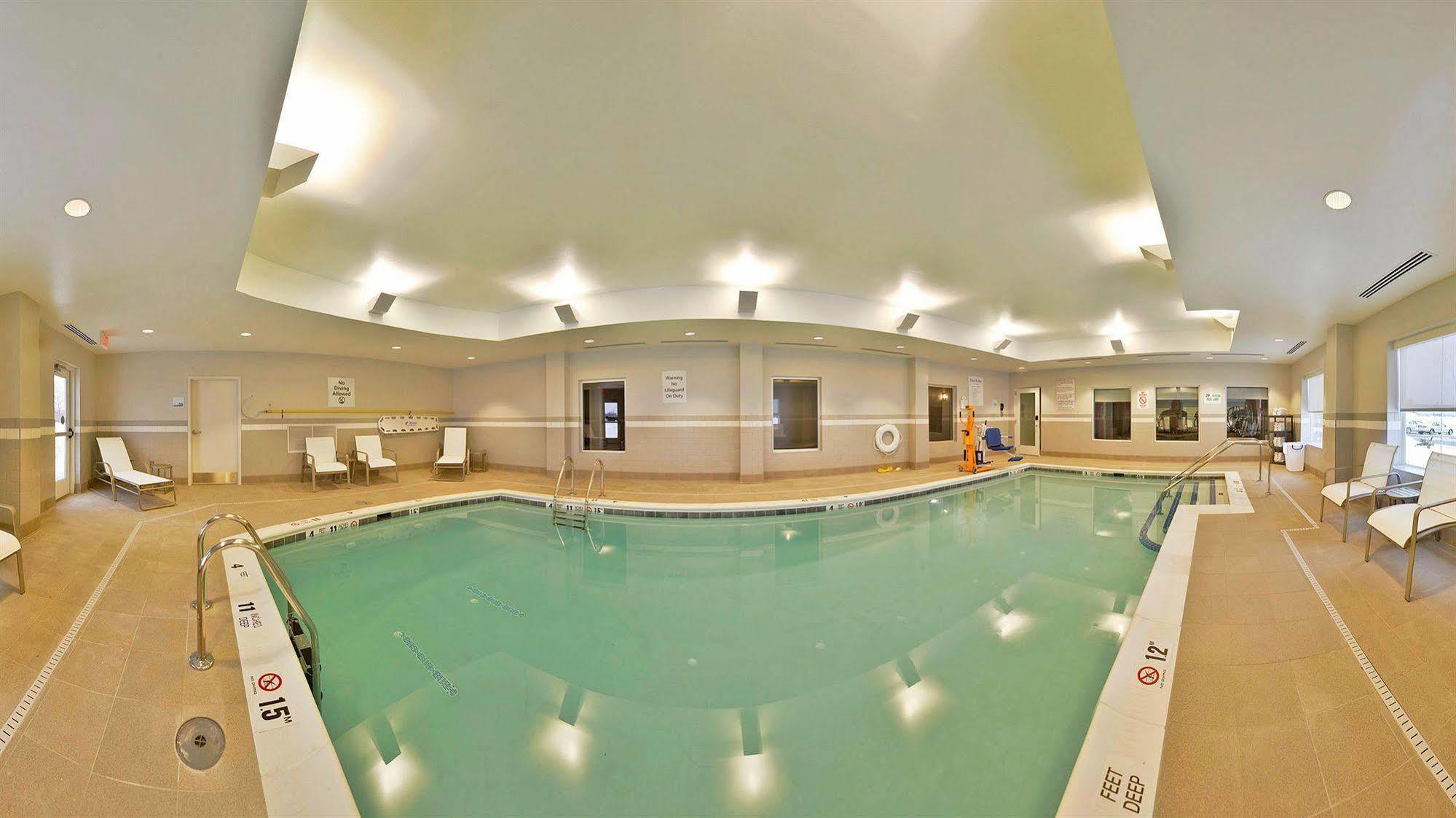Holiday Inn Express & Suites Utica By Ihg Ngoại thất bức ảnh